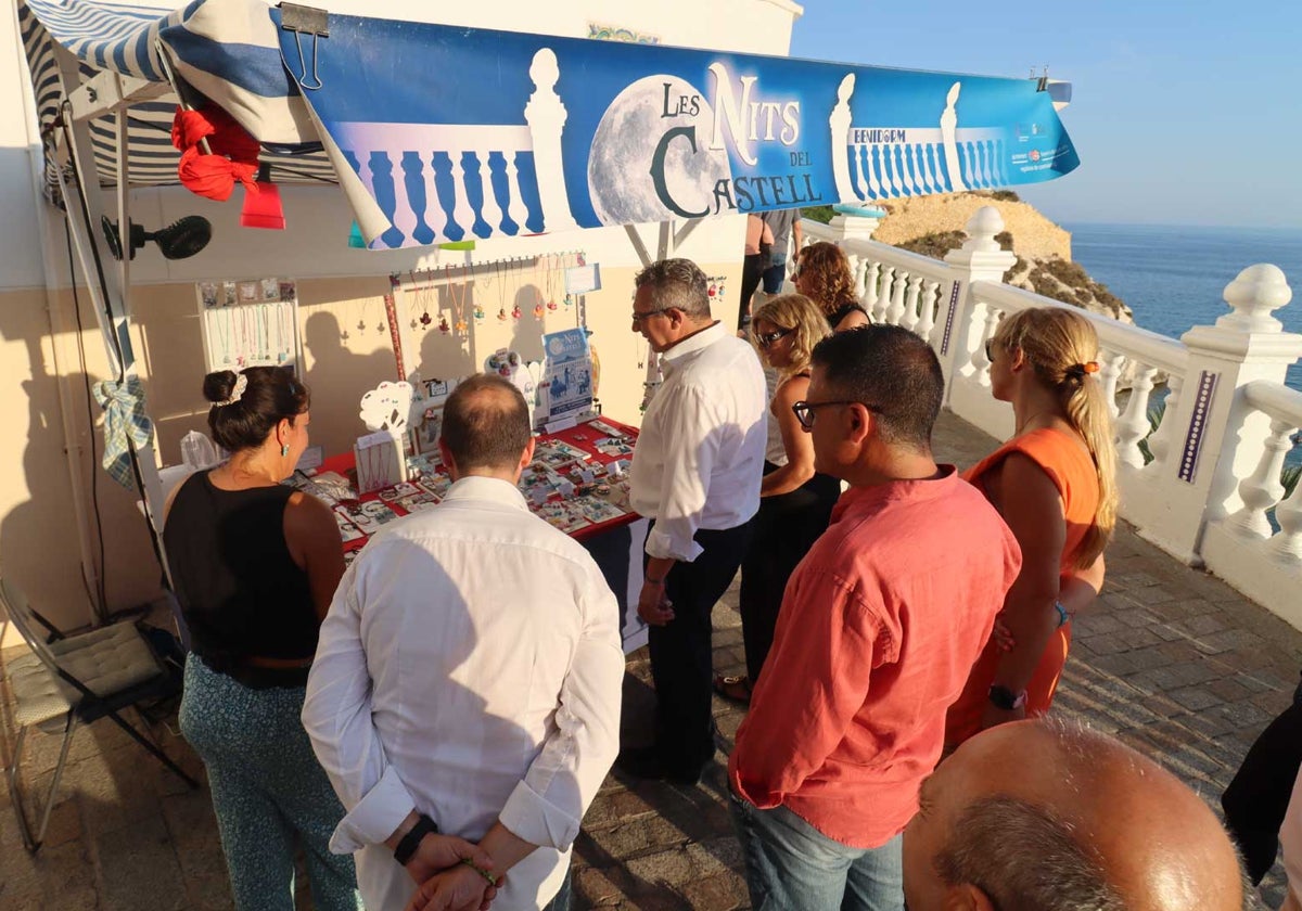 Imagen de la visita de Toni Pérez a los puestos instalados en el Castell