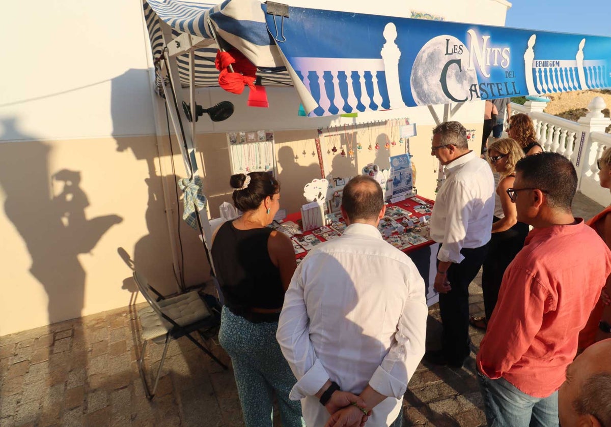Image of Toni Pérez visiting the stalls set up at the Castell.