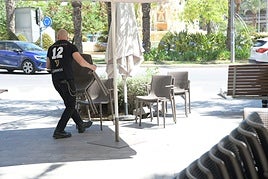 Un trabajador en un bar de Alicante.