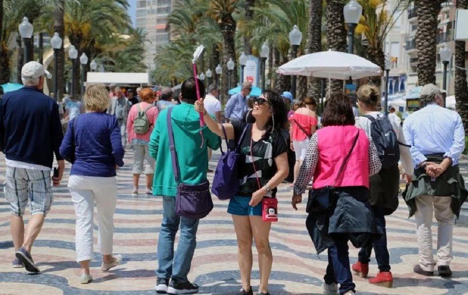 Cruise tourists in Alicante