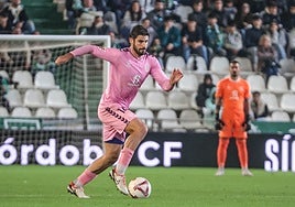 Nacho Monsalve conduce el balón durante el Córdoba-Eldense.