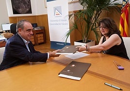 Los representantes se pasan el documento