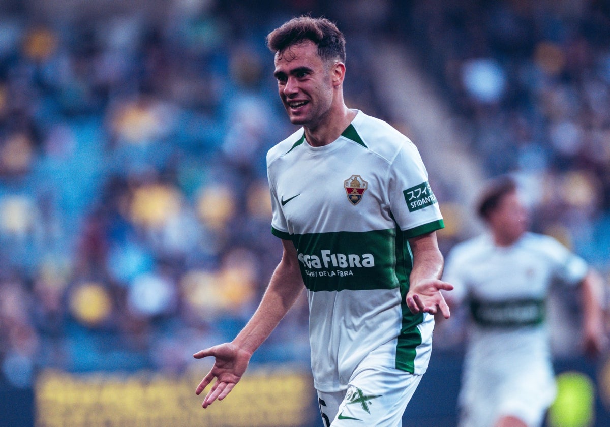 Álvaro Núñez celebra un gol con el Elche.
