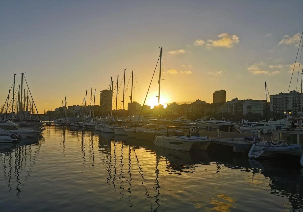 Un anochecer desde el Puerto de Alicante.