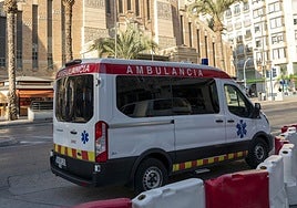 Ambulancia circulando por las calles de Alicante.