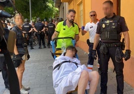 Los sanitarios trasladan a Olga al hospital tras ingerir pastillas debido al desahucio.