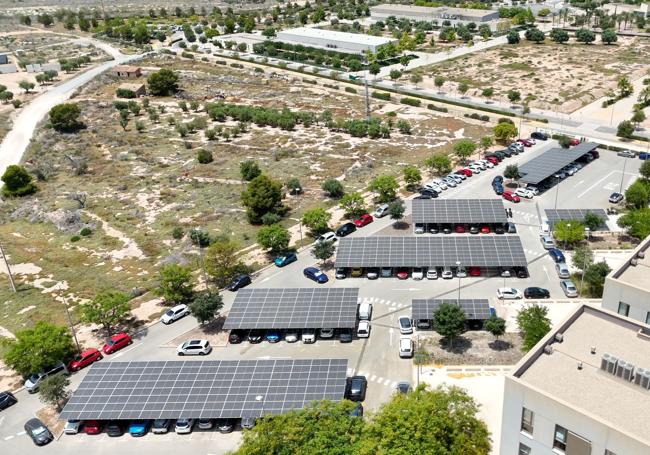 Planta solar en un aparcamiento del campus oeste.