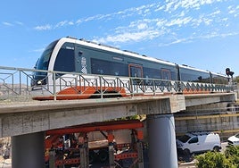 El tranvía, por un paso elevado.