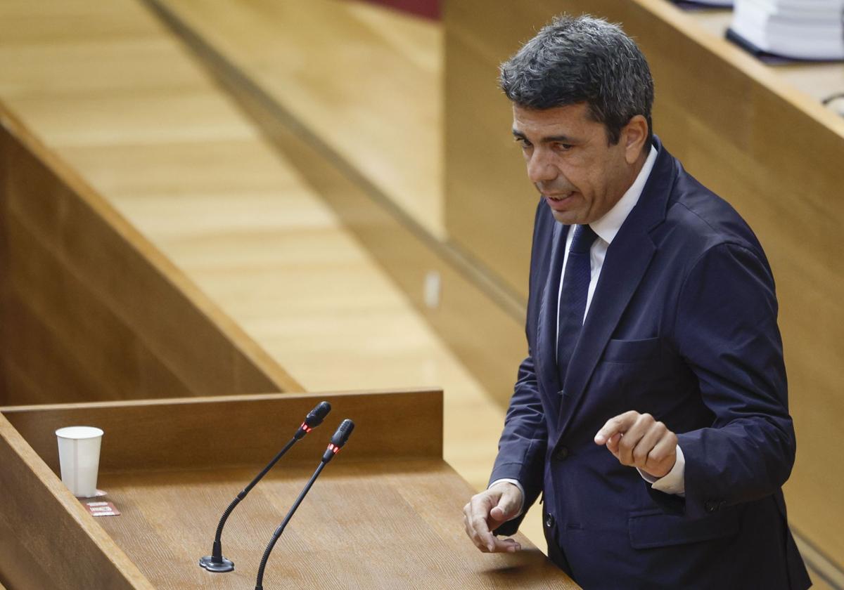 Carlos Mazón speaks during the control session at Les Corts Valencianes.