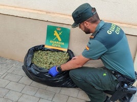 Imagen de la Guardia Civil con la sustancia extraída