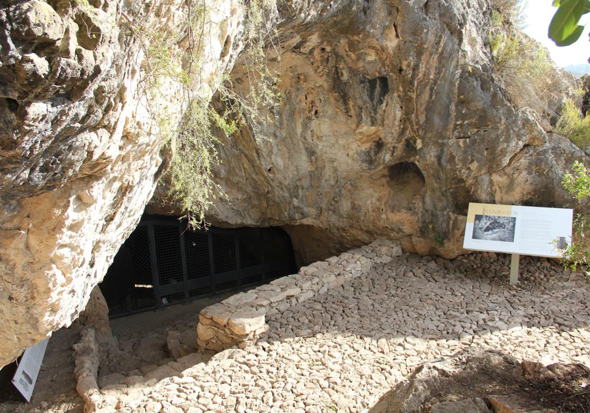 Interior of the Cova de l'Or in Beniarrés.