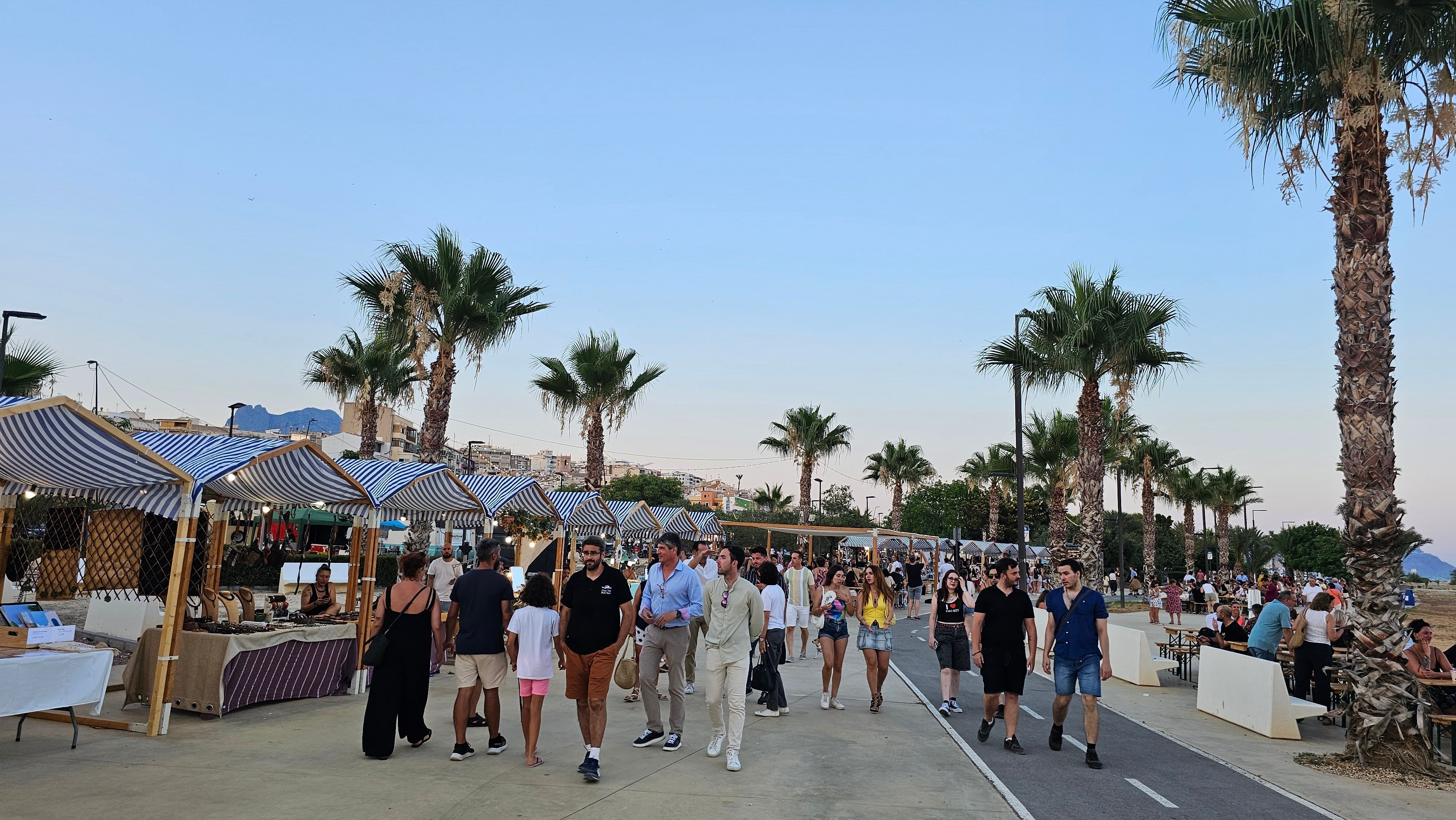 Personas pasean por el recinto