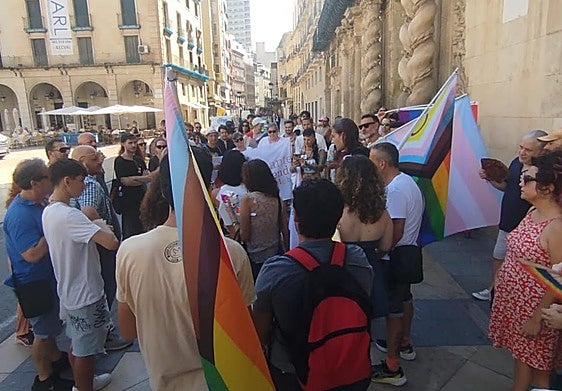 Concentración del colectivo LGTBI en contra del ataque homófobo del pasado lunes.