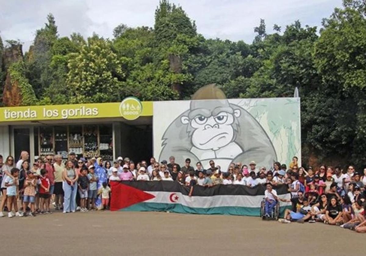 Families posing with a Sahrawi flag