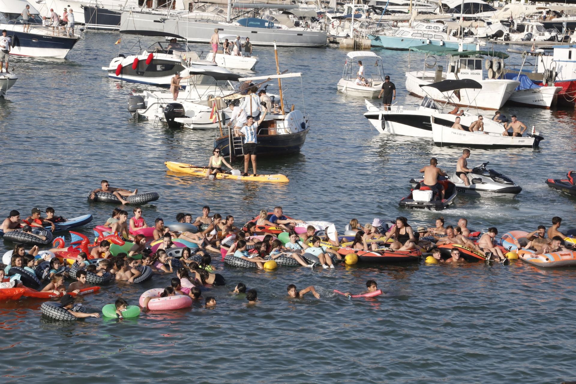 Así ha sido la entrada y primera sesión de &#039;bous a la mar&#039; en Dénia
