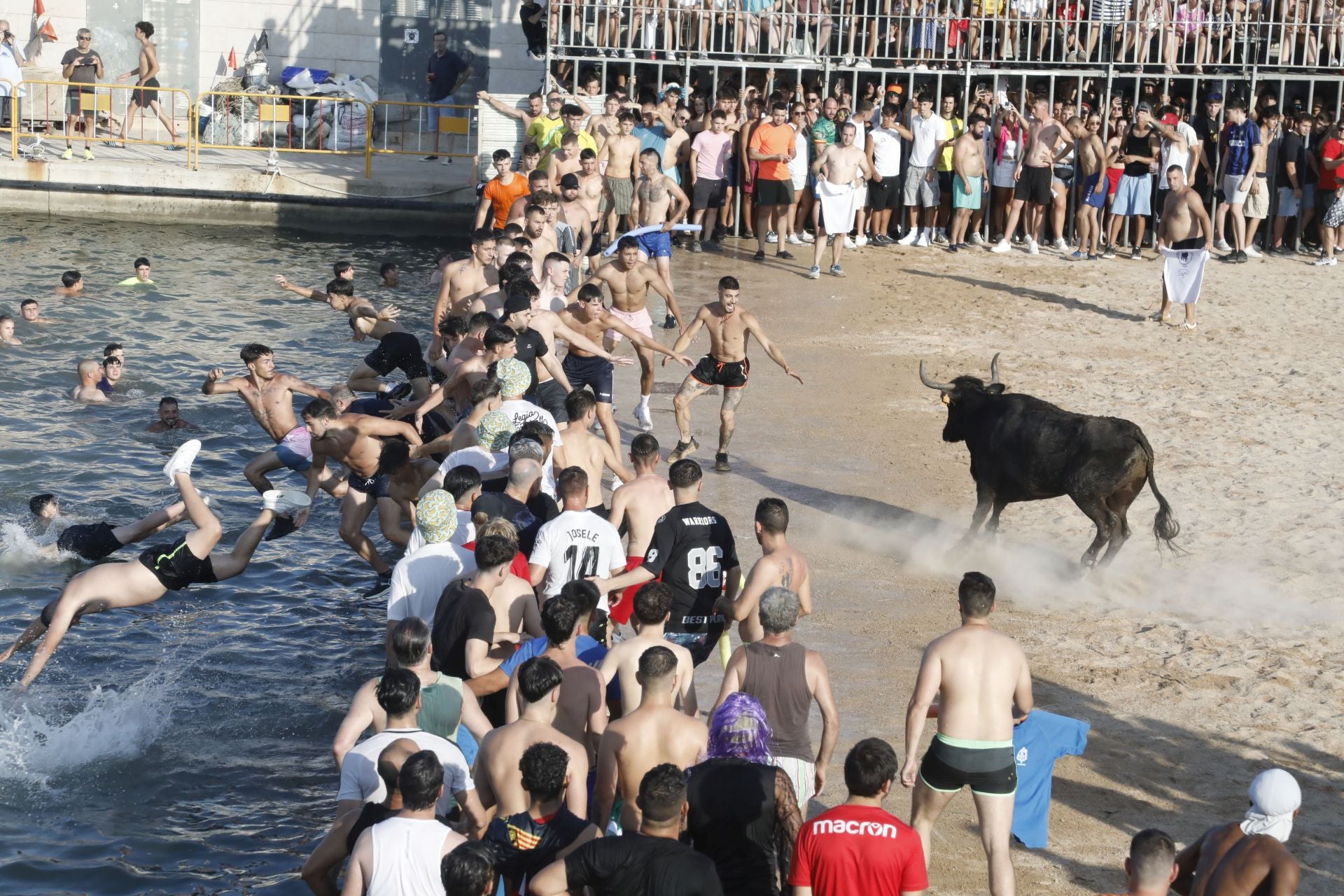 Así ha sido la entrada y primera sesión de &#039;bous a la mar&#039; en Dénia
