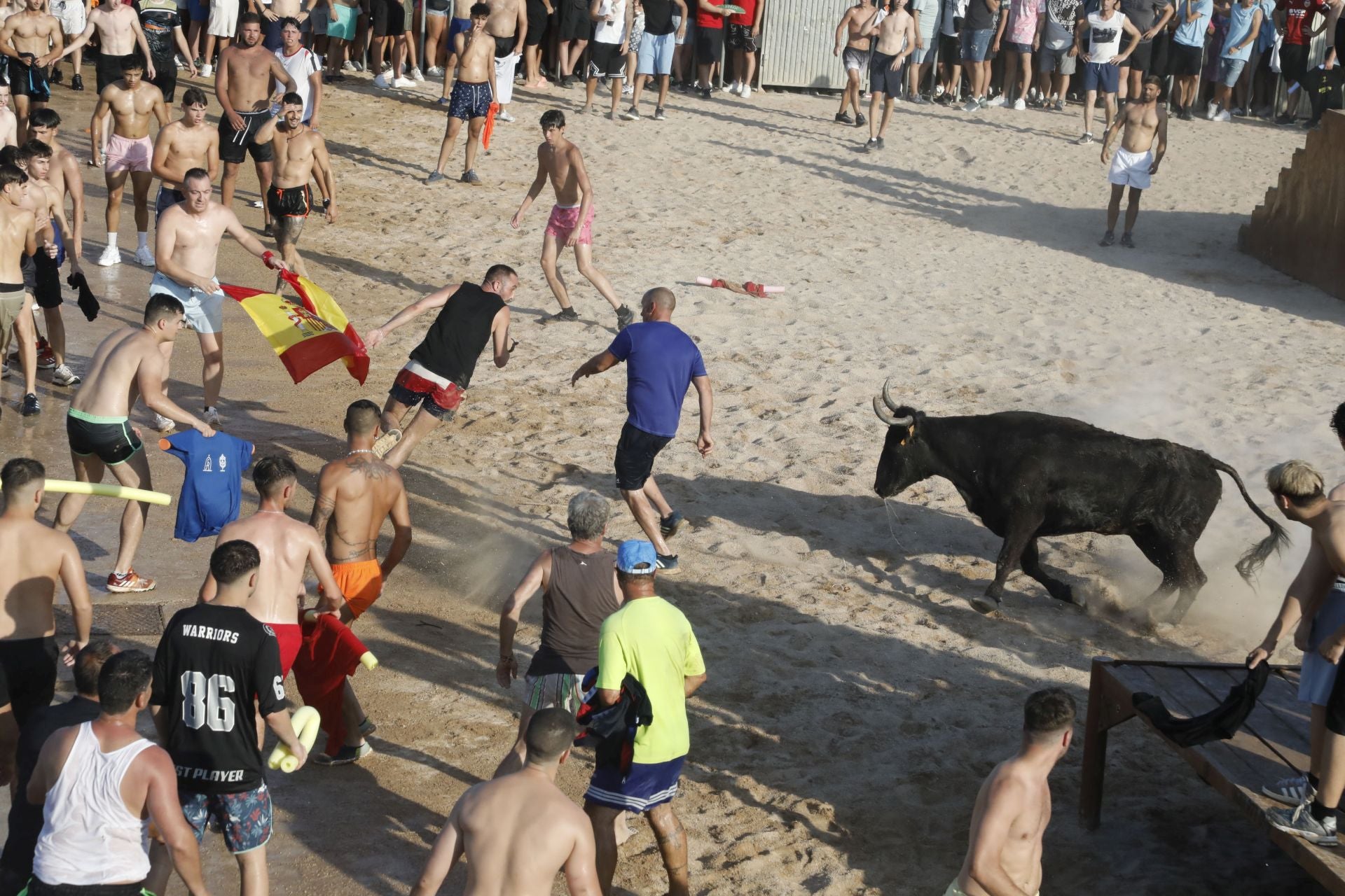 Así ha sido la entrada y primera sesión de &#039;bous a la mar&#039; en Dénia