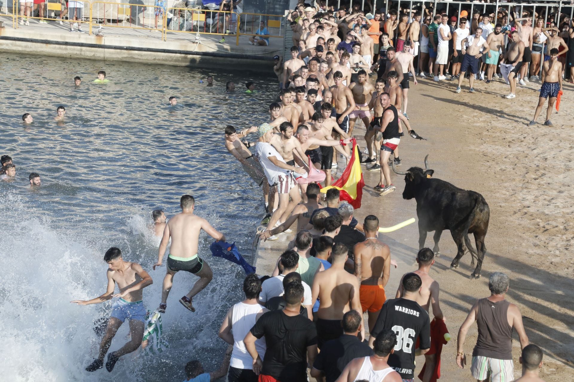 Así ha sido la entrada y primera sesión de &#039;bous a la mar&#039; en Dénia