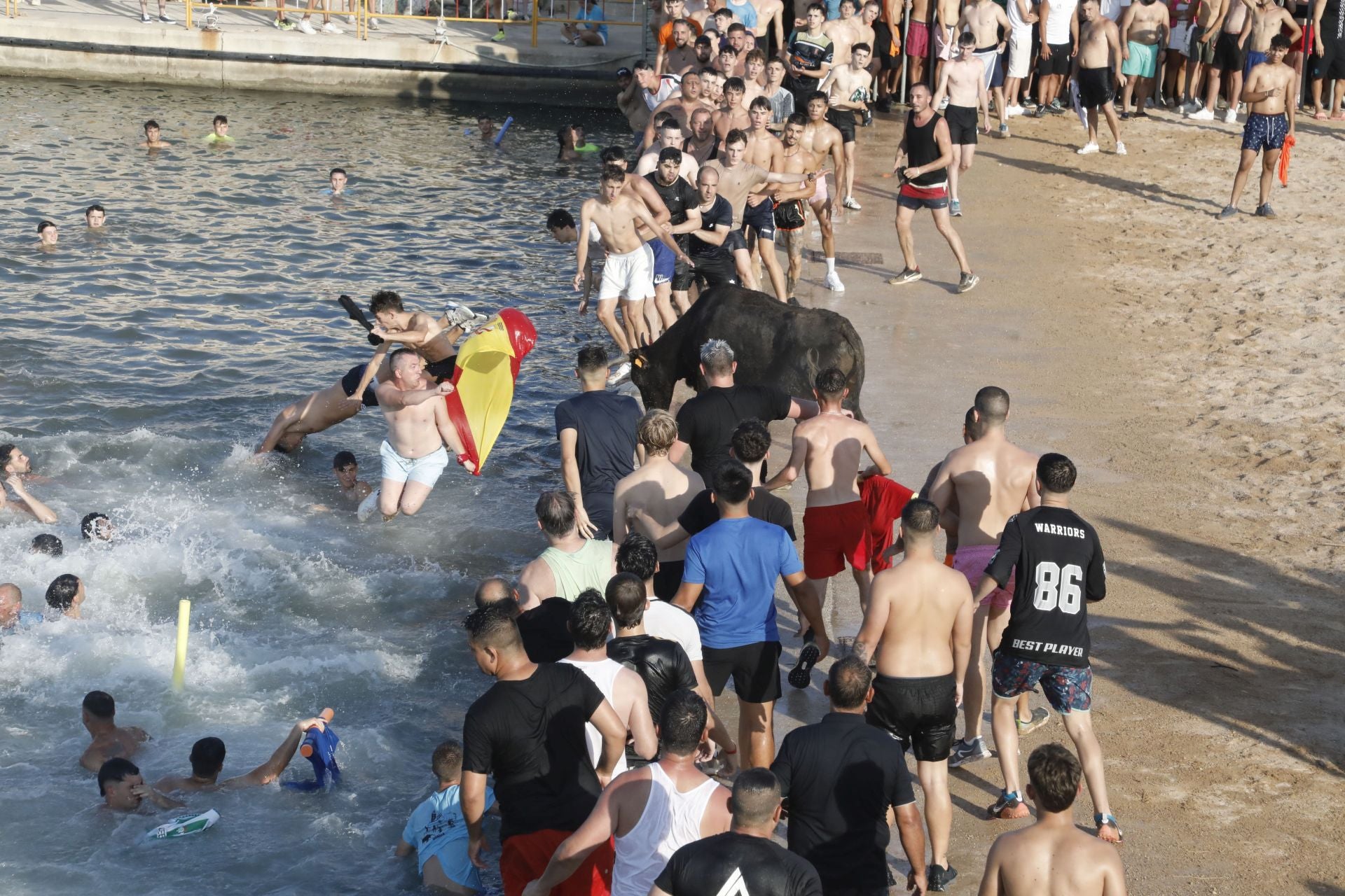 Así ha sido la entrada y primera sesión de &#039;bous a la mar&#039; en Dénia
