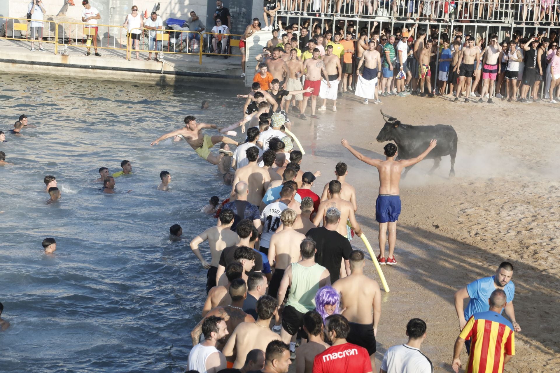 Así ha sido la entrada y primera sesión de &#039;bous a la mar&#039; en Dénia