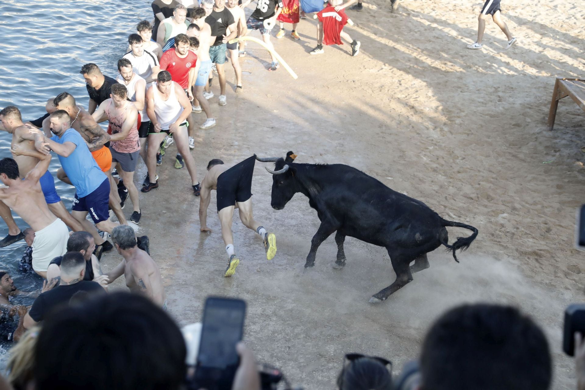 Así ha sido la entrada y primera sesión de &#039;bous a la mar&#039; en Dénia