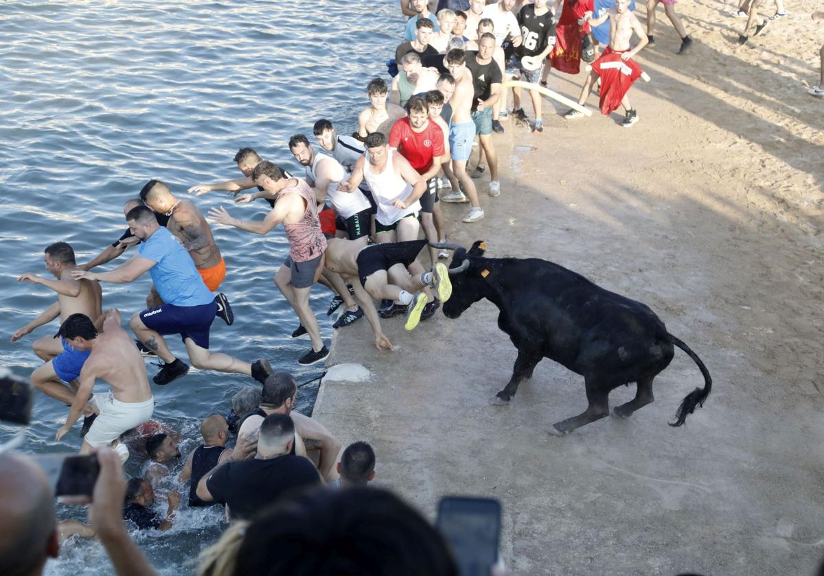 Así ha sido la entrada y primera sesión de &#039;bous a la mar&#039; en Dénia