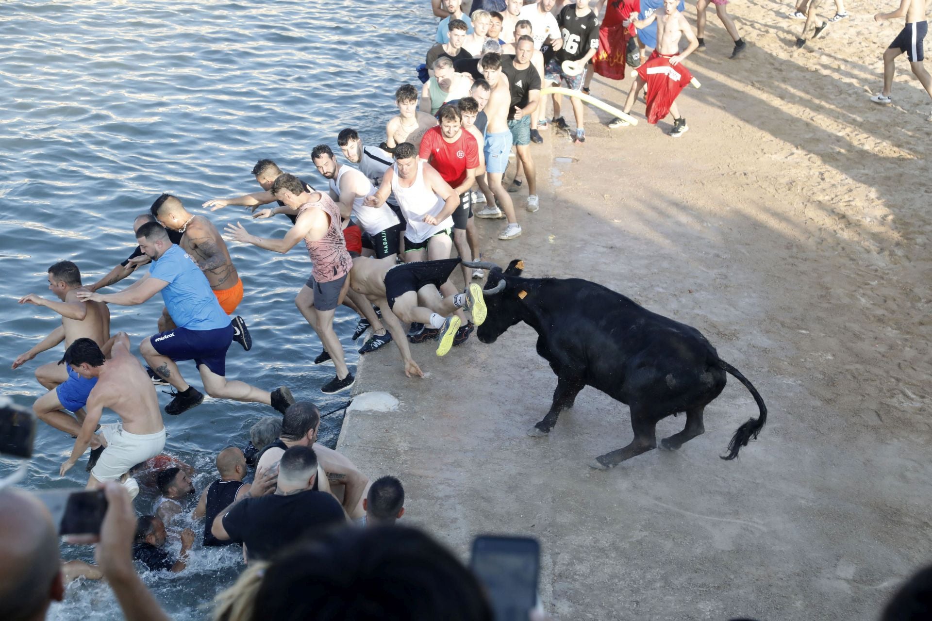 Así ha sido la entrada y primera sesión de &#039;bous a la mar&#039; en Dénia