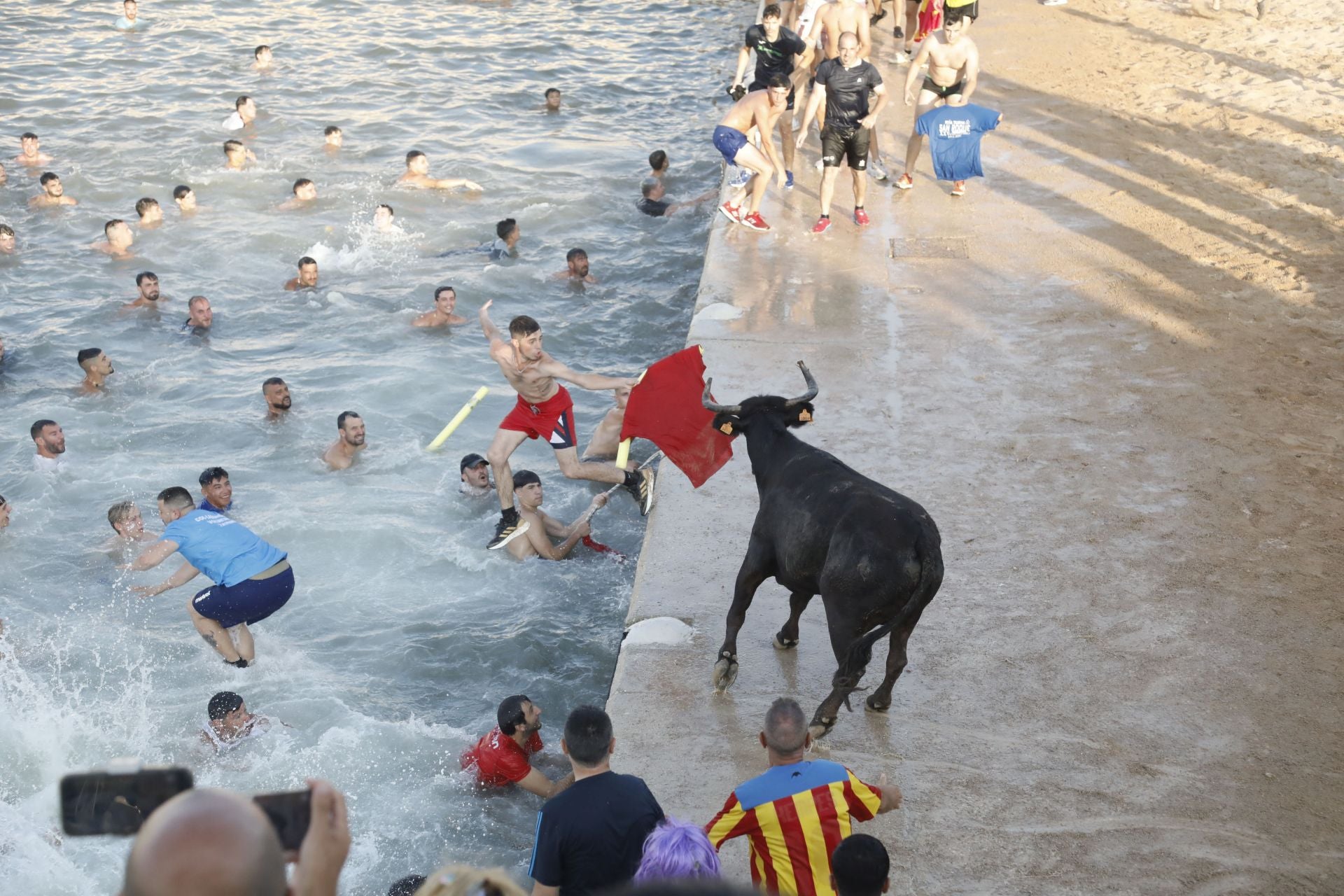 Así ha sido la entrada y primera sesión de &#039;bous a la mar&#039; en Dénia