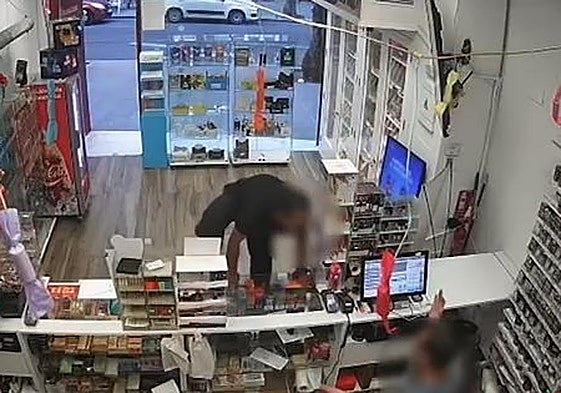 Momento del atraco al estanco.