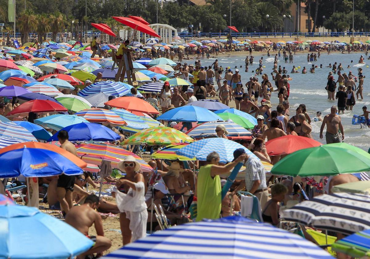 The Postiguet beach packed on this Friday.