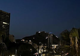 El castillo de Santa Bárbara sin luz en la noche del viernes.