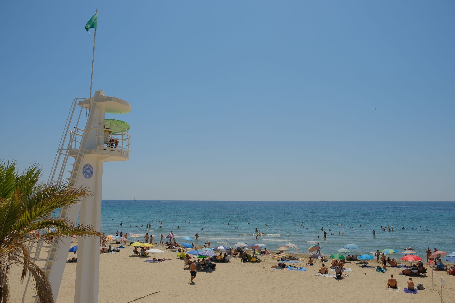Un sábado al rojo vivo en Alicante entre playas repletas y sombras disputadas