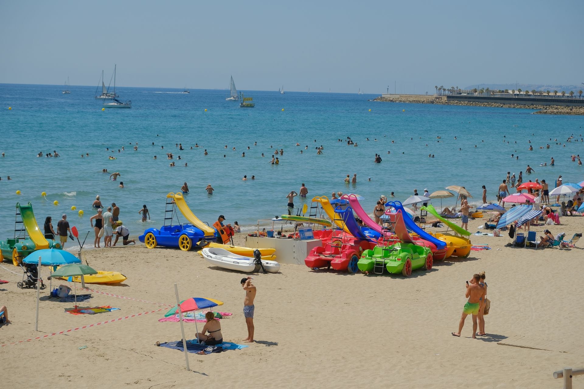 Un sábado al rojo vivo en Alicante entre playas repletas y sombras disputadas