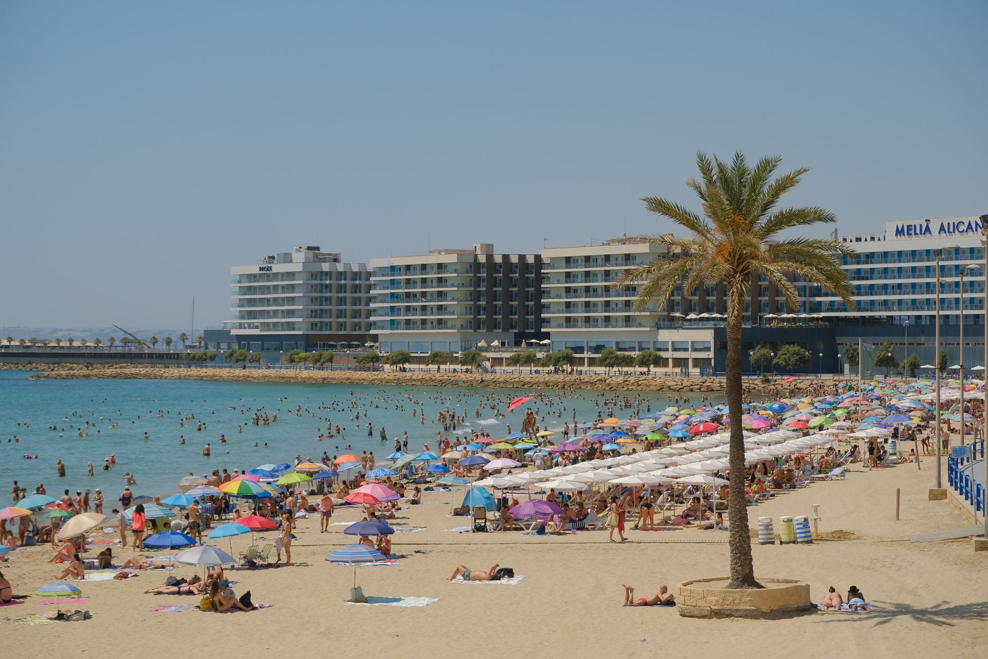 Un sábado al rojo vivo en Alicante entre playas repletas y sombras disputadas