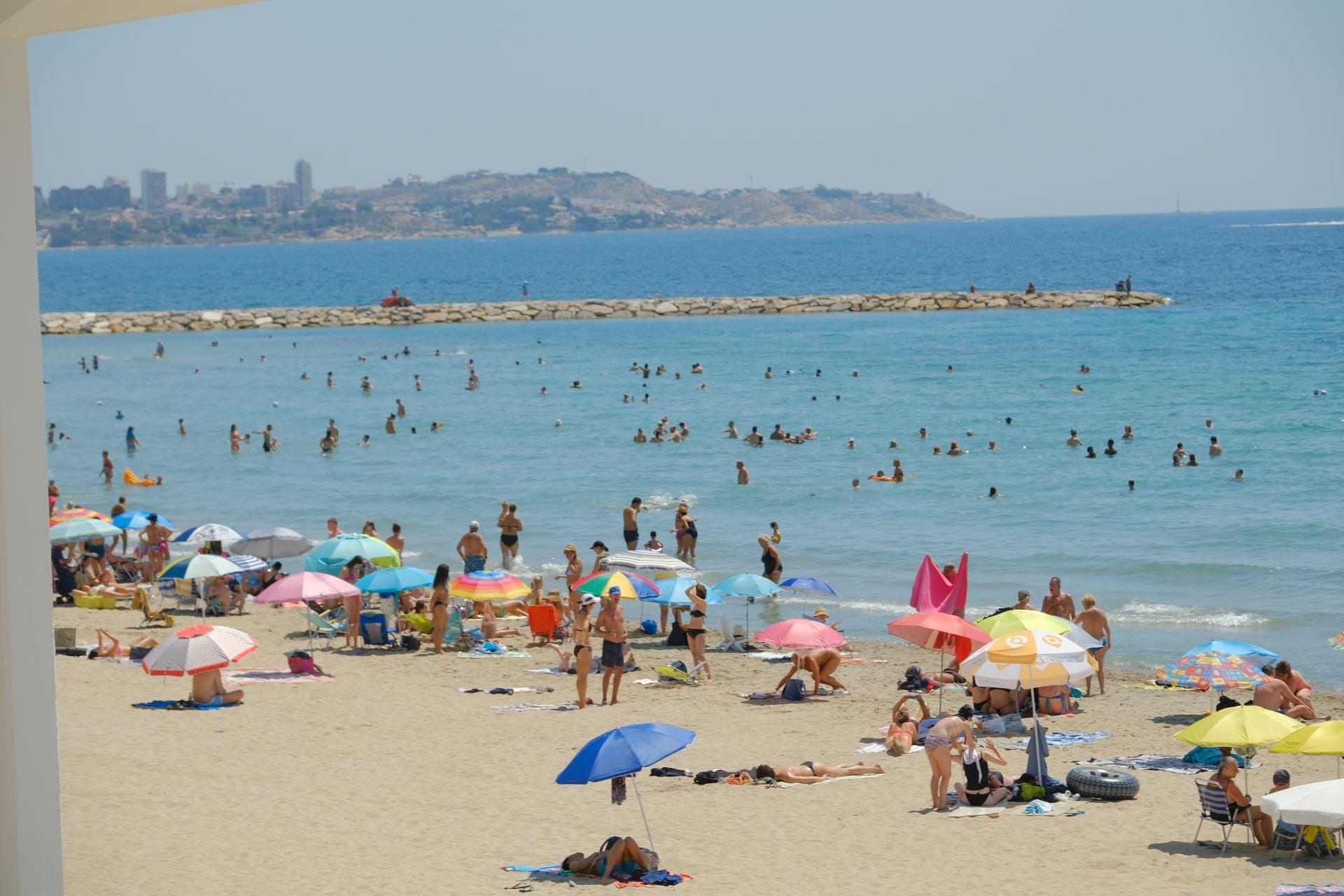 Un sábado al rojo vivo en Alicante entre playas repletas y sombras disputadas