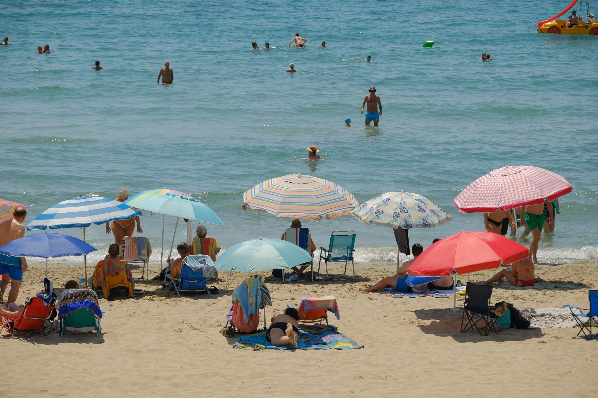 Un sábado al rojo vivo en Alicante entre playas repletas y sombras disputadas