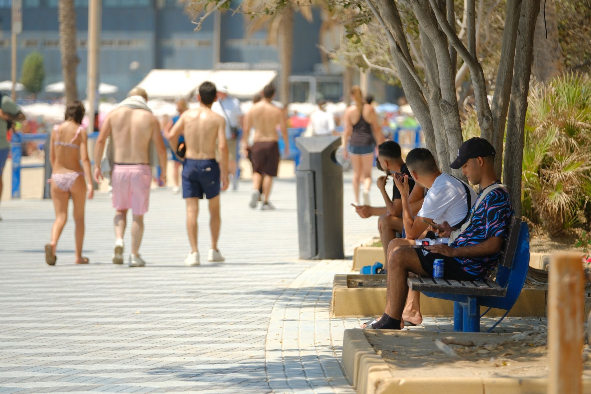 Un sábado al rojo vivo en Alicante entre playas repletas y sombras disputadas