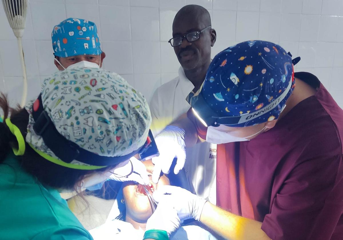 Los alumnos de Odontología atendiendo a miembros de la comunidad.