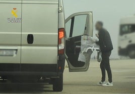 Imagen del sospechoso, durante uno de sus actos ilícitos.