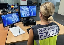 Investigadora de la Policía Nacional, en imagen de archivo.