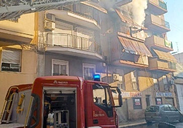 Incendios en una vivienda de Elche y un colegio de Torrevieja por la explosión de sendos patinetes eléctricos