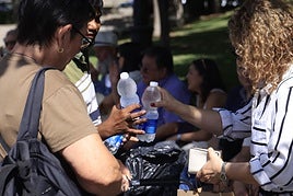 Varias personas beben agua para protegerse del calor
