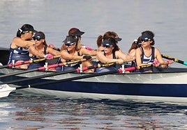 Mujeres del equipo remando.