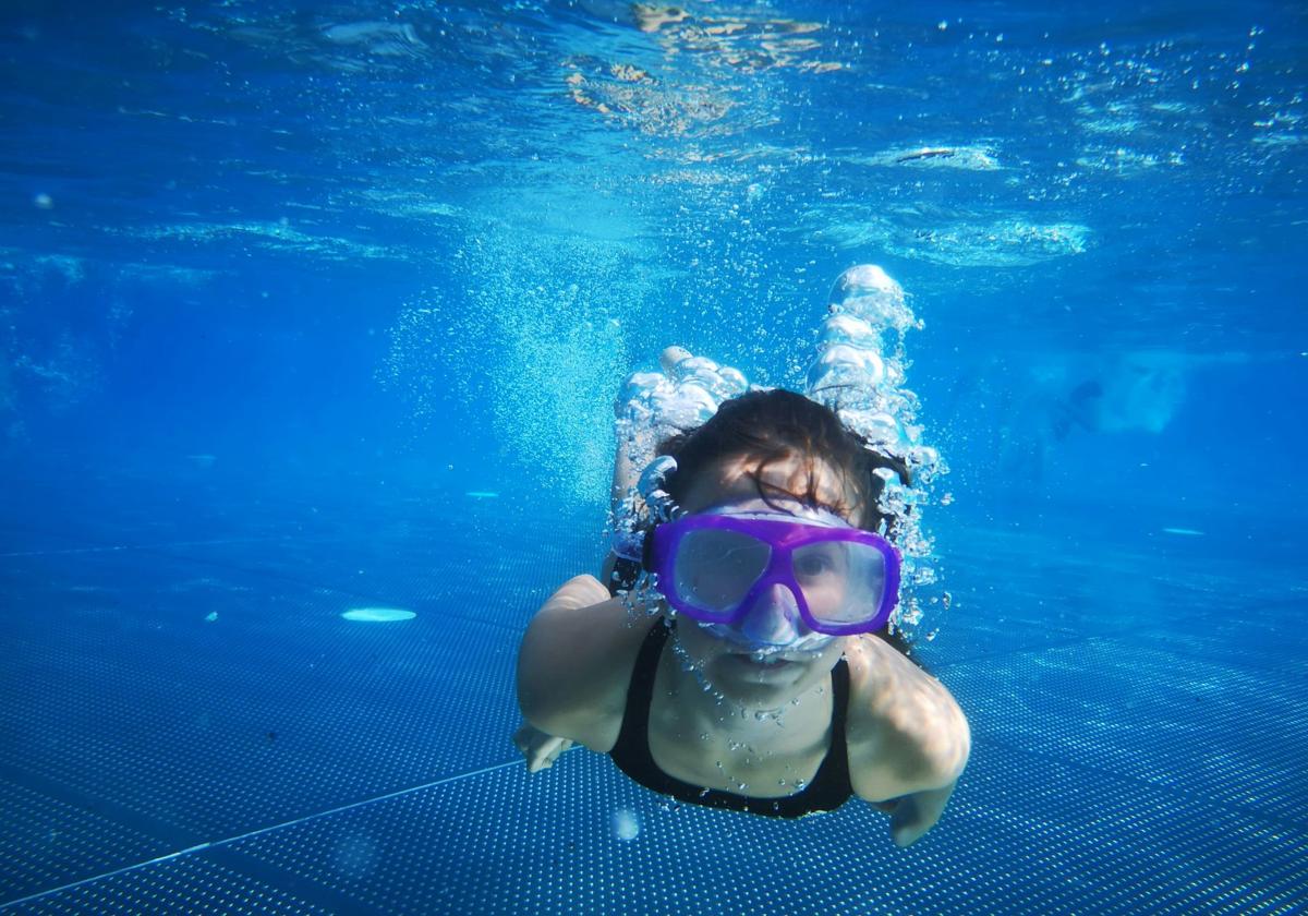Imagen de una niña en la piscina