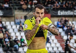 Pol Roigé besa el escudo del Intercity tras marcar un gol.