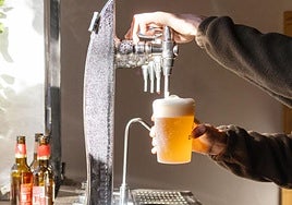 Imagen de un camarero sirviendo una cerveza