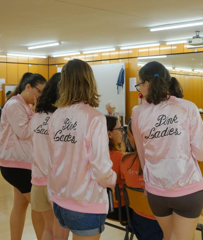 Imagen secundaria 2 - Rehearsal of the musical 'Grease' by the UA Choir.