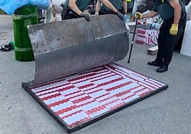 La Guardia Civil abre la puerta metálica donde se ocultaba el trabaco de contrabando.