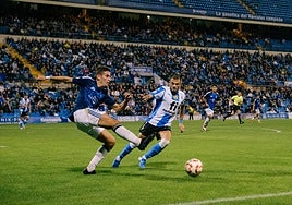 Artiles presiona a un jugador rival en el Rico Pérez.