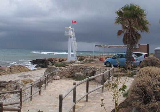 Bandera roja en la playa de un municipio de Alicante.